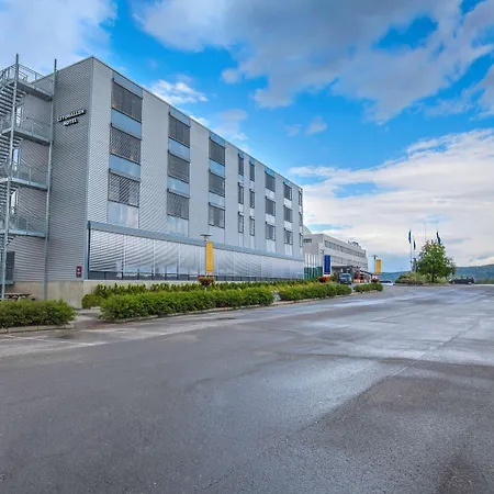 Western Leto Arena فندق